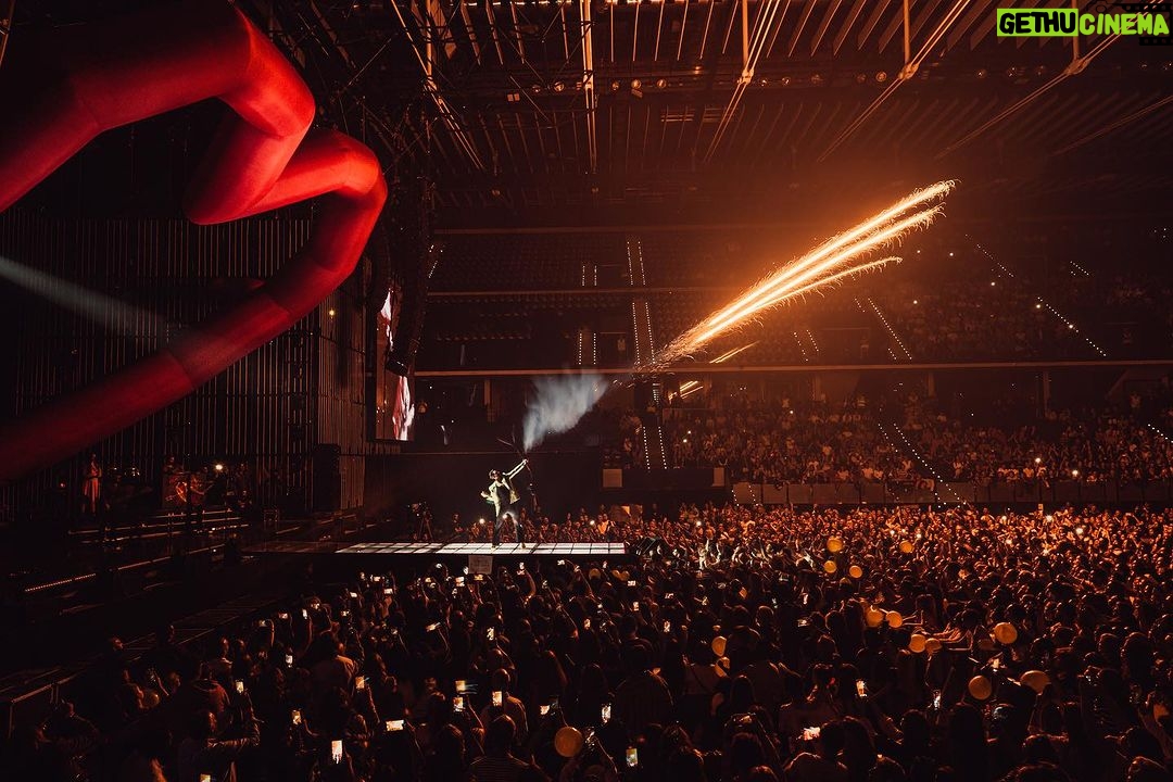Manuel Carrasco Instagram - El chupinazo en forma de flecha encendió la fiesta!🧨🔥 Pamplona siempre deja huella! Gracias también a @finetwork por acercarme a vosotros de la mejor manera en cada concierto! ❤️🏹 Pamplona, Spain