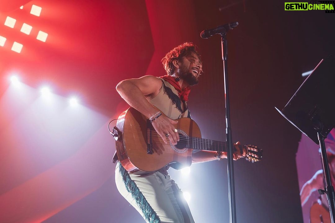 Manuel Carrasco Instagram - El chupinazo en forma de flecha encendió la fiesta!🧨🔥 Pamplona siempre deja huella! Gracias también a @finetwork por acercarme a vosotros de la mejor manera en cada concierto! ❤️🏹 Pamplona, Spain