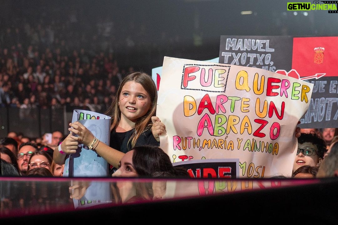 Manuel Carrasco Instagram - El chupinazo en forma de flecha encendió la fiesta!🧨🔥 Pamplona siempre deja huella! Gracias también a @finetwork por acercarme a vosotros de la mejor manera en cada concierto! ❤️🏹 Pamplona, Spain