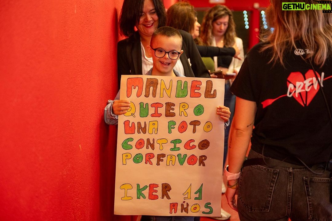 Manuel Carrasco Instagram - El chupinazo en forma de flecha encendió la fiesta!🧨🔥 Pamplona siempre deja huella! Gracias también a @finetwork por acercarme a vosotros de la mejor manera en cada concierto! ❤️🏹 Pamplona, Spain
