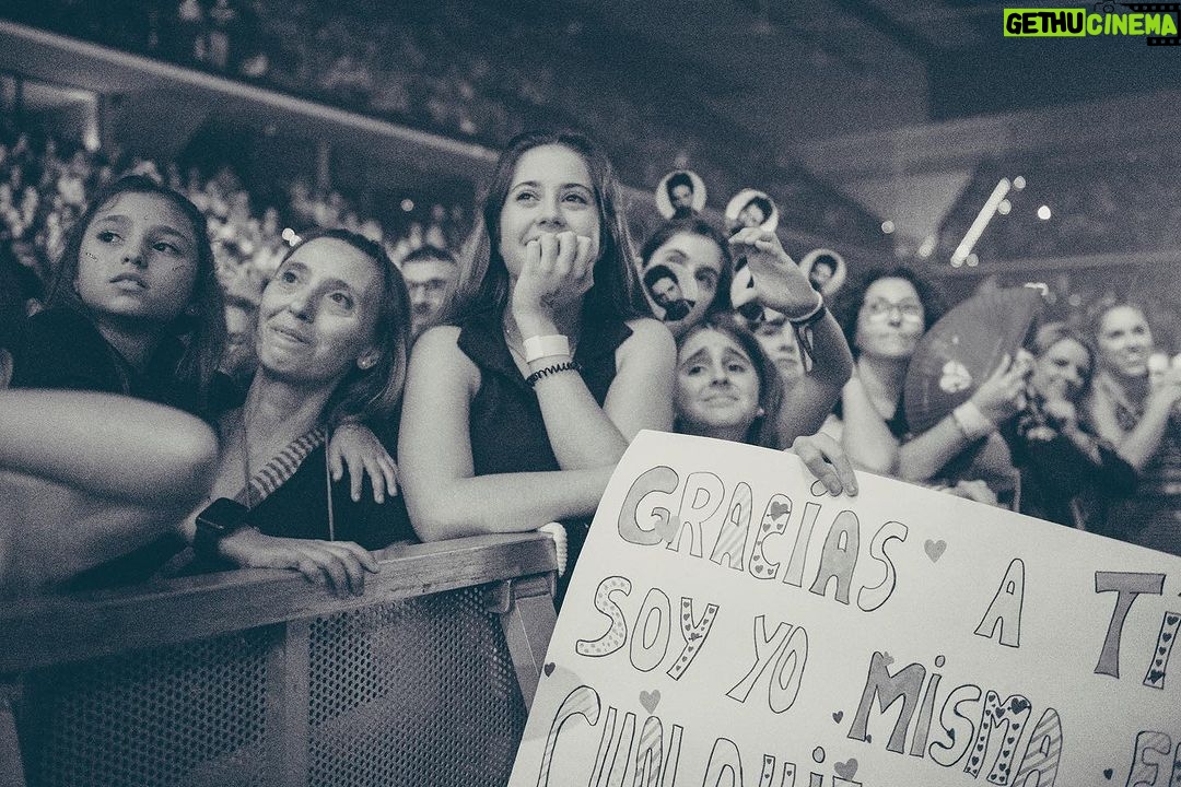 Manuel Carrasco Instagram - El chupinazo en forma de flecha encendió la fiesta!🧨🔥 Pamplona siempre deja huella! Gracias también a @finetwork por acercarme a vosotros de la mejor manera en cada concierto! ❤️🏹 Pamplona, Spain