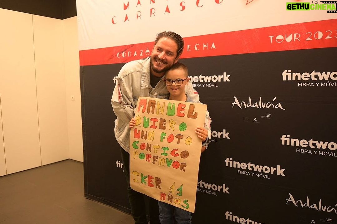 Manuel Carrasco Instagram - El chupinazo en forma de flecha encendió la fiesta!🧨🔥 Pamplona siempre deja huella! Gracias también a @finetwork por acercarme a vosotros de la mejor manera en cada concierto! ❤️🏹 Pamplona, Spain
