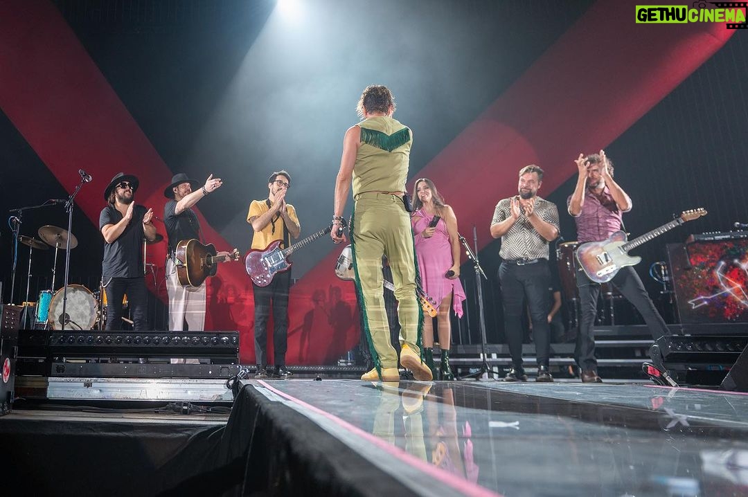 Manuel Carrasco Instagram - El chupinazo en forma de flecha encendió la fiesta!🧨🔥 Pamplona siempre deja huella! Gracias también a @finetwork por acercarme a vosotros de la mejor manera en cada concierto! ❤️🏹 Pamplona, Spain