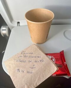 Manuel Carrasco Instagram - Ya en el avión supe que este concierto iba a ser muy especial 🇮🇨😍 Una pareja me dio una nota agradeciendo mis canciones, yo les devolví la nota invitándolos para que lo disfrutaran en directo! Dijeron que si. 🔥🤘🏼 Gracias Tenerife por ponerle salsa a la vida ♥️