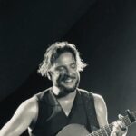 Manuel Carrasco Instagram – Ya en el avión supe que este concierto iba a ser muy especial 🇮🇨😍

Una pareja me dio una nota agradeciendo mis canciones, yo les devolví la nota invitándolos para que lo disfrutaran en directo! Dijeron que si. 🔥🤘🏼

Gracias Tenerife por ponerle salsa a la vida ♥️