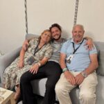 Manuel Carrasco Instagram - “Y soy las manos en la frente de mi mare al despertar, la que a los años no se cansa de luchar” Hoy es el cumple de ella. Felicidades Amá ❤️ Este año además mis padres cumplieron sus bodas de oro, 50 años de casados. Que orgullosos estamos de vosotros. Os queremos 😘😍