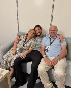 Manuel Carrasco Instagram - “Y soy las manos en la frente de mi mare al despertar, la que a los años no se cansa de luchar”

Hoy es el cumple de ella. Felicidades Amá ❤️

Este año además mis padres cumplieron sus bodas de oro, 50 años de casados. Que orgullosos estamos de vosotros. 

Os queremos 😘😍