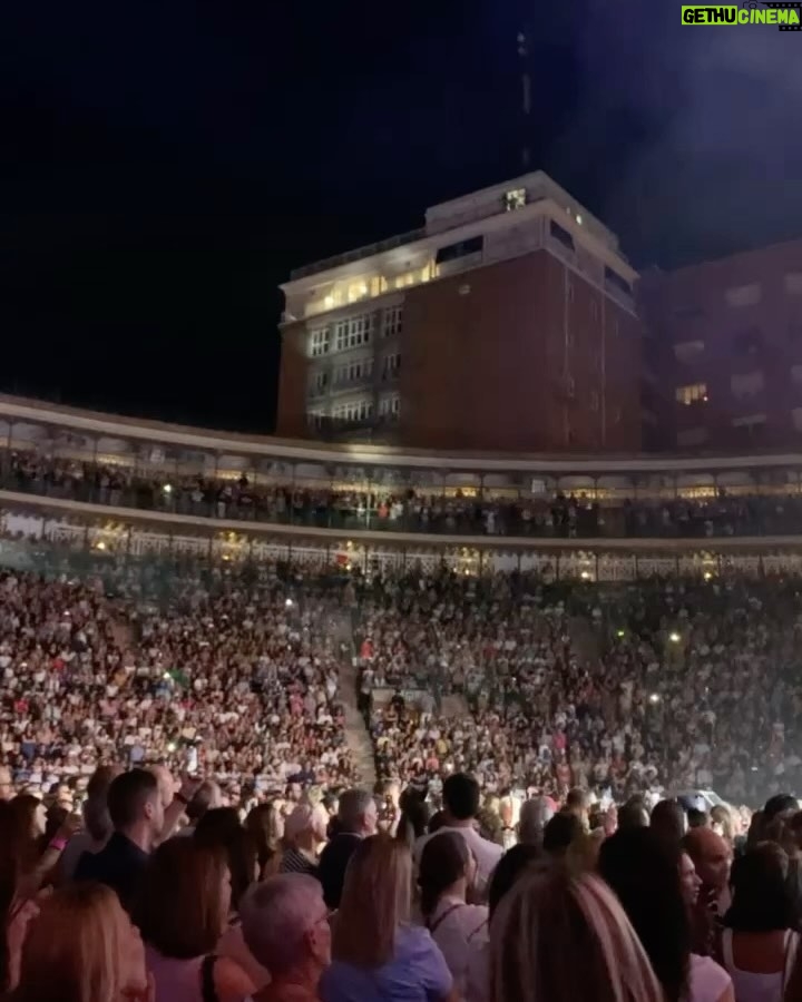 Manuel Carrasco Instagram - Valencia de la pensión a ver la plaza así… Qué fiesta la de anoche, todavía la llevo en el cuerpo! 🤘🏼🔥 Y, por cierto, en el palco VIP que os montasteis en el edificio había también fartons? Mira que me subo ahí a la próxima 😂 Valencia, España