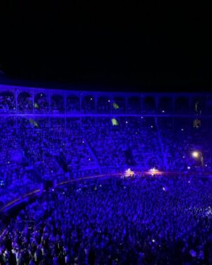 Manuel Carrasco Instagram - Noche de embrujo en Graná y no lo digo por decir, los que estaban allí lo saben…

Granada las palabras sobran no hace falta que lo diga… ❤️🏹

Pd: Diego me pedía en su pancarta cantar no dejes de soñar y todos cumplimos el sueño con él 🥹😘