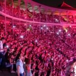 Manuel Carrasco Instagram - Noche de embrujo en Graná y no lo digo por decir, los que estaban allí lo saben… Granada las palabras sobran no hace falta que lo diga… ❤️🏹 Pd: Diego me pedía en su pancarta cantar no dejes de soñar y todos cumplimos el sueño con él 🥹😘 Granada, España