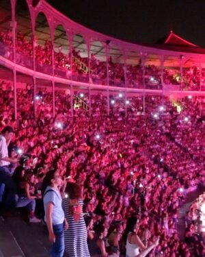 Manuel Carrasco Instagram - Noche de embrujo en Graná y no lo digo por decir, los que estaban allí lo saben…

Granada las palabras sobran no hace falta que lo diga… ❤️🏹

Pd: Diego me pedía en su pancarta cantar no dejes de soñar y todos cumplimos el sueño con él 🥹😘