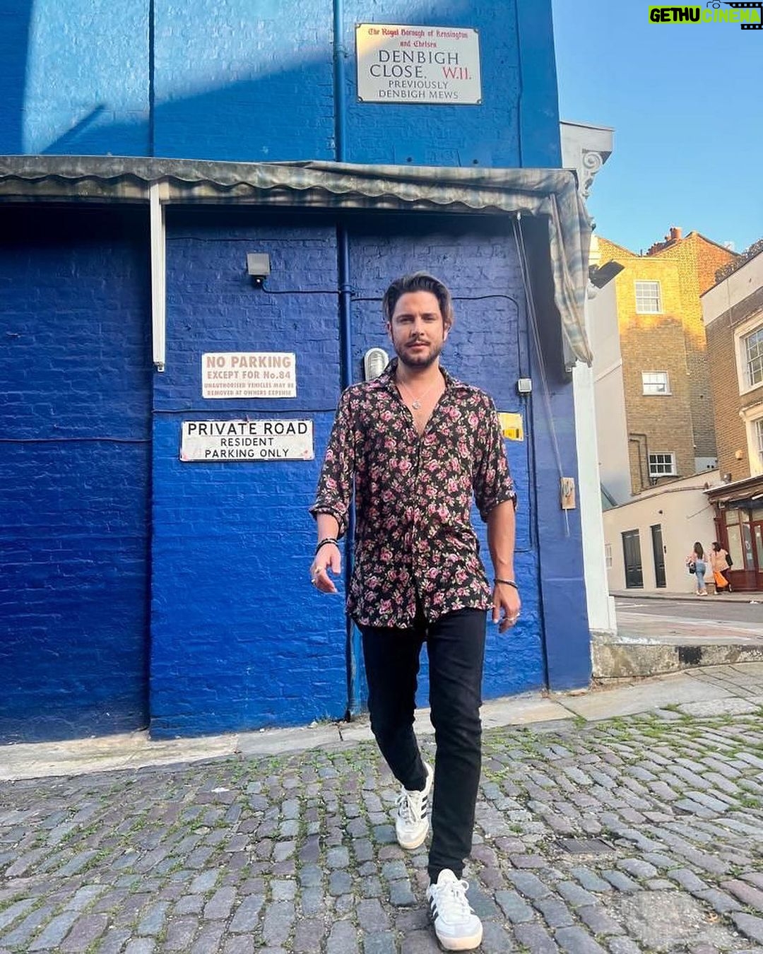 Manuel Carrasco Instagram - Hello, hi, my friend! Aprende inglés conmigo y encuentra las 7 diferencias en la tercera foto 🤘🏼😂🕺🏼 Londres
