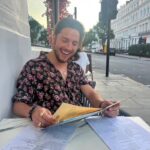 Manuel Carrasco Instagram - Hello, hi, my friend! Aprende inglés conmigo y encuentra las 7 diferencias en la tercera foto 🤘🏼😂🕺🏼 Londres