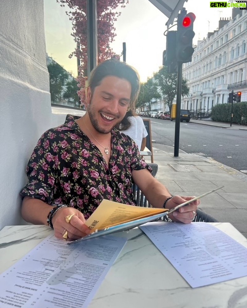 Manuel Carrasco Instagram - Hello, hi, my friend! Aprende inglés conmigo y encuentra las 7 diferencias en la tercera foto 🤘🏼😂🕺🏼 Londres