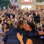 Manuel Carrasco Instagram - Sin planearlo todo es más bonito… sacamos las guitarras y cantamos Salitre en una calle de Sevilla ♥️ Sevilla, Spain