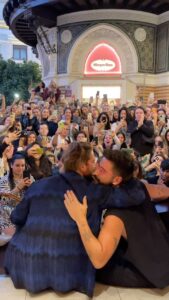 Manuel Carrasco Instagram - Sin planearlo todo es más bonito… sacamos las guitarras y cantamos Salitre en una calle de Sevilla ♥️ Sevilla, Spain