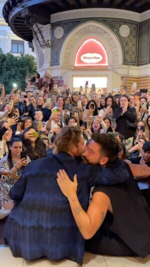 Manuel Carrasco Instagram - Sin planearlo todo es más bonito… sacamos las guitarras y cantamos Salitre en una calle de Sevilla ♥️