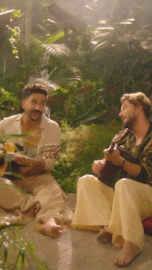 Manuel Carrasco Instagram - Salitre ya es vuestra ❤️🌿
 
Disfrutadla tanto como lo hemos hecho nosotros 🇪🇸🫶🏻🇨🇴

Ya disponible en todas las plataformas. Link en bio.