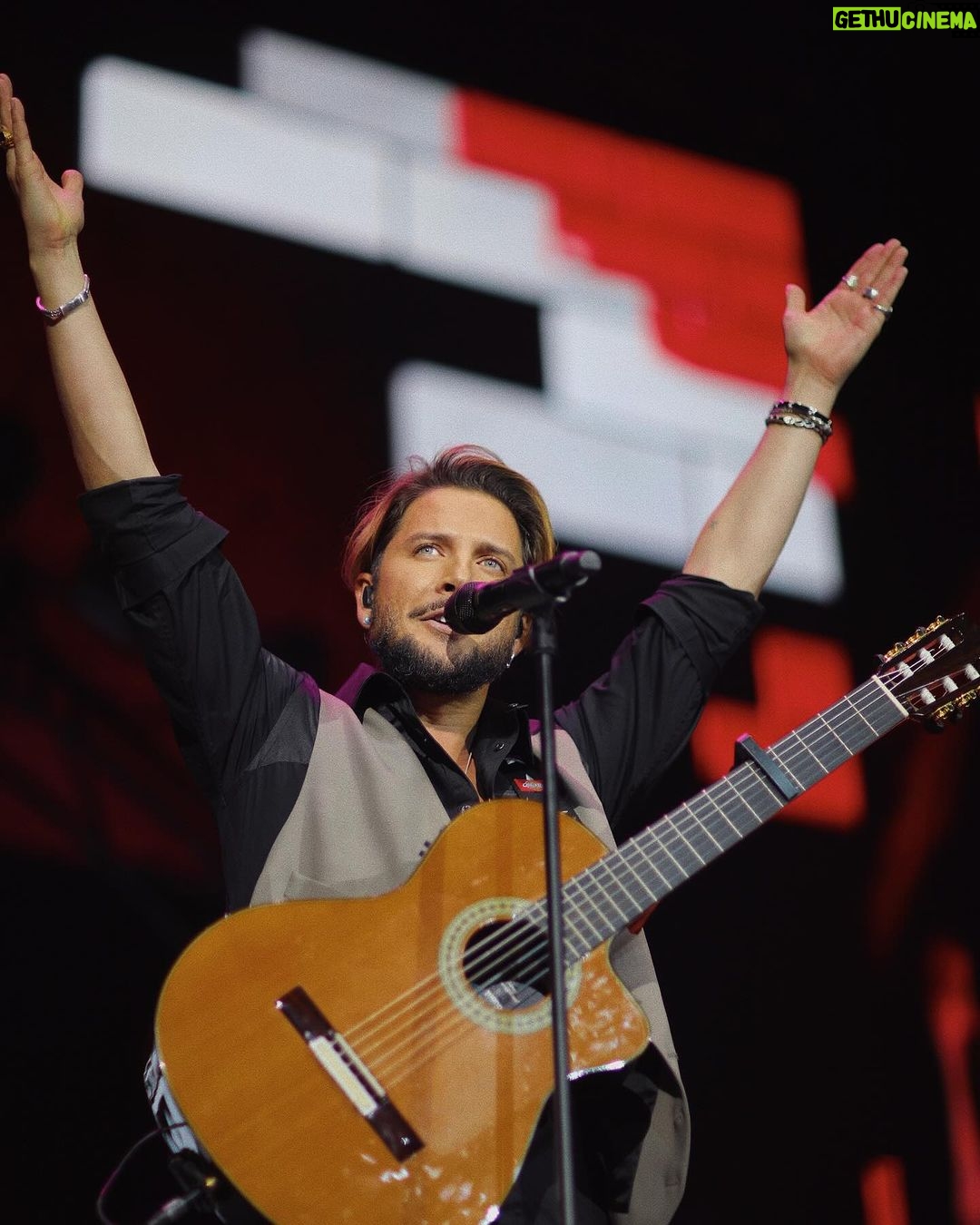 Manuel Carrasco Instagram - Como disfrutamos de esta noche ❤️🎙️ #Cadena100PorLaPaz