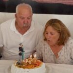 Manuel Carrasco Instagram - “Y soy las manos en la frente de mi mare al despertar, la que a los años no se cansa de luchar” Hoy es el cumple de ella. Felicidades Amá ❤️ Este año además mis padres cumplieron sus bodas de oro, 50 años de casados. Que orgullosos estamos de vosotros. Os queremos 😘😍