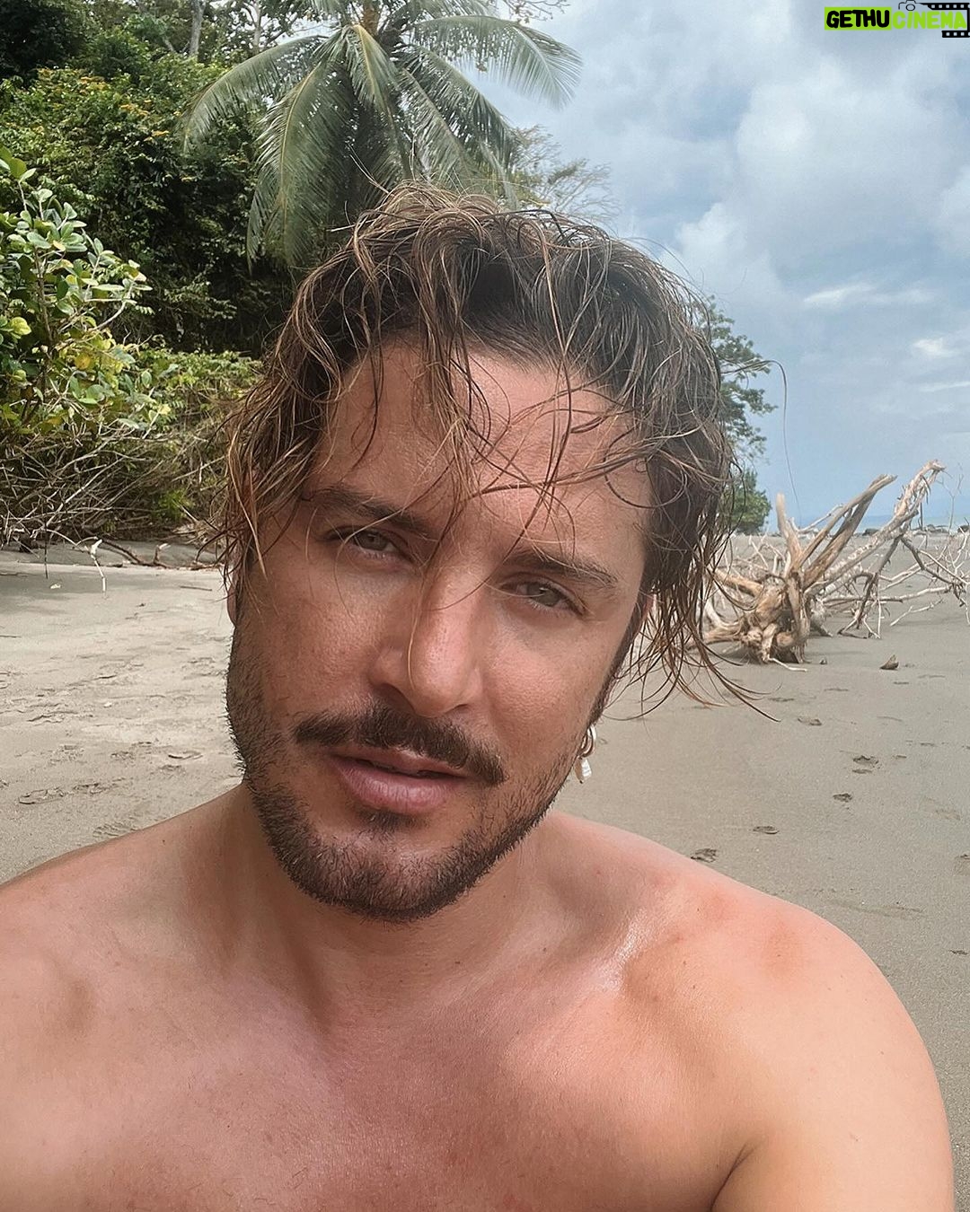 Manuel Carrasco Instagram - 🇨🇷🏝️🌙🌊🍻❤️ Costa Rica