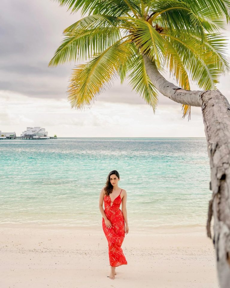 Manushi Chhillar Instagram - The sea inspired mumma’s inner photographer ❤️❤️ . #JumeirahMaldives #MakePlansHolidays Jumeirah Maldives