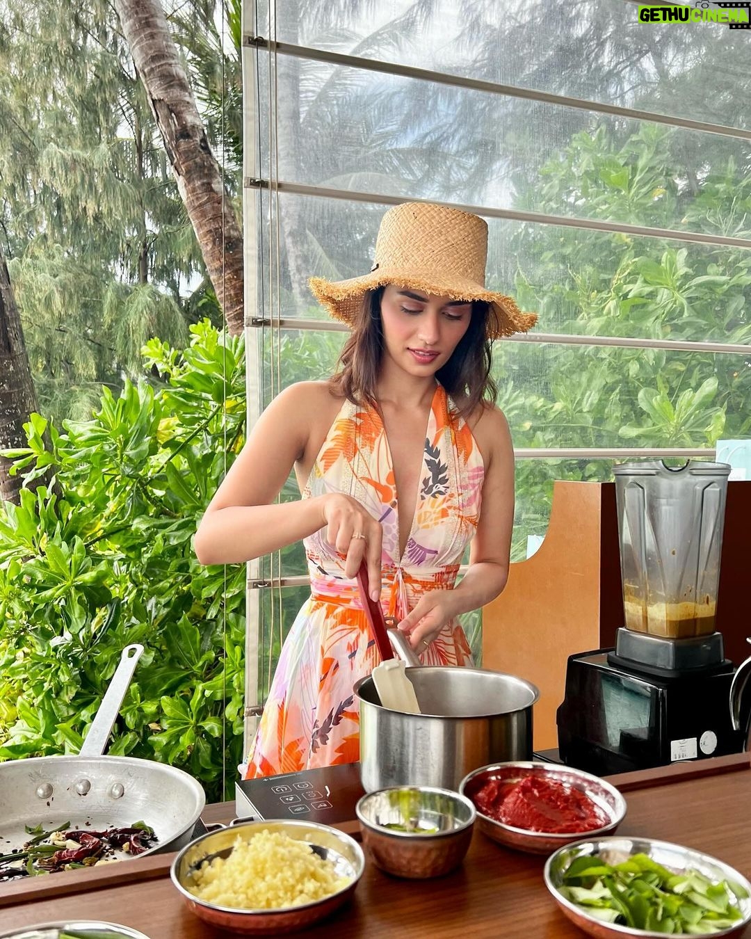 Manushi Chhillar Instagram - Cooking classes and gossip with some serious contemplation 🧡🧡 . #JumeirahMaldives #makeplanholidays Jumeirah Maldives