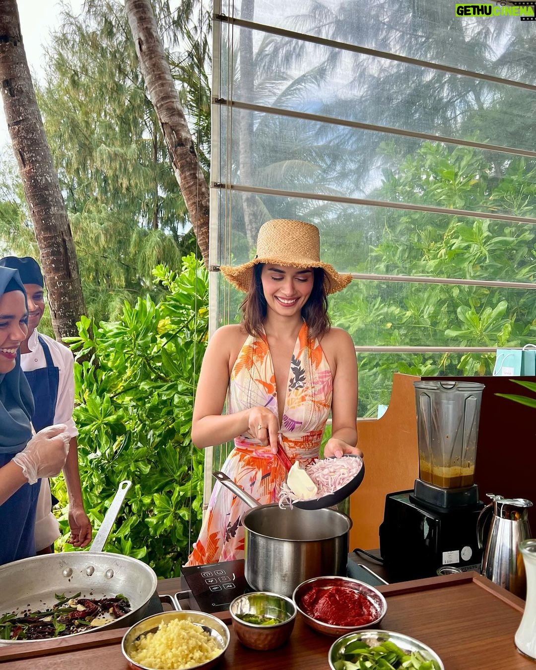 Manushi Chhillar Instagram - Cooking classes and gossip with some serious contemplation 🧡🧡 . #JumeirahMaldives #makeplanholidays Jumeirah Maldives