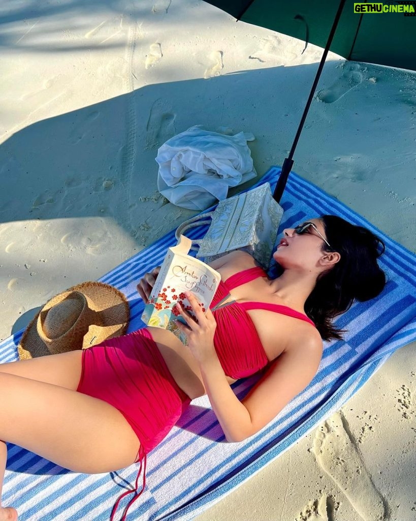 Manushi Chhillar Instagram - The perfect morning ☀️☀️ Happy skin, some snorkel swims, a good read, good food and best company 💙🐠🏖️🌴💚 . #JumeirahMaldives #MakePlansHolidays Jumeirah Maldives