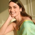 Manushi Chhillar Instagram - When did the saree look so sexy? The stunning Manushi Chillar (@manushi_chhillar) brings some inspiration for bridesmaids as she gives a chic, modern twist to a clasic weave. The Former Miss World and actor Manushi Chhillar wears a beautiful green Banarasi satin silk saree with tropical leaf detail by designer and handloom revivalist Vidhi Singhania (@vidhi_singhania). Celebrity stylist Sheefa Gilani (@sheefajgilani) elevated the look with ghungroo, a statement neckpiece and a ring by jewellery designer Amber Paridhi Sahai (@sahai_ambar_pariddi). Credits Concept and creative direction: Shara Ashraf Prayag (@sharaashraf) Production: Soumya Vajpayee (@soumyavajpayee16), Kavita Awaasthi (@kavita600) & Zahera Kayanat (@kayanaaaaat) Story: Navya Kharbanda (@nayy_kayy_) Video Editing: Vimal Raj (@_thestillframe_) Styling: Sheefa J Gilani (@sheefajgilani) Makeup: Kinchang Thui (@kin_vanity) Video: Tanya Agarwal (@tanya.agarwall_) Draping: Priya Rajge (@priya_rajge_makeup._hair_) Location: Satya Studios, Andheri, Mumbai (@satyastudiosandheri) #manushichhillar #manushichillar #manushi #saree #sareelove #banarasi #banarasisaree #banarasisarees #sareelover #sareelovers #sareefashion #sareeindia #fashion #fashionista #fashioninsta #fashiongram #fashionstyle #fashionnova #styleinspo #styleblogger #stylefashion #htcityshowstoppers