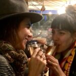 María Gabriela de Faría Instagram – ¡Es media noche en España y hay fiesta en todo el planeta!

Mi hermana cumple años.
Ella existe.
La amo y me ama.
Y mi vida, y la de tantísimos, es infinitamente más rica y más divertida porque ella existe.

Tuve que haber hecho algo muy bueno para que Dios nos regalara la dicha de enamorarnos en esa fiesta salvaje donde le sangraban los pies de tanto bailar.
Porque ella es así.
Candela.
Le gusta caminar por el medio como se goza extremos.
¡Y es que ella lo lleva todo tan bien!

Eloísa Susana, mi deseo para ti ya lo vives.
¿Y lo que viene? No hace falta deseartelo porque te lo estás currando y lo estás logrando. 

Te amo como Buzz Lightyear. 
Feliz vida, hermana mía.