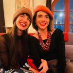 María Gabriela de Faría Instagram – ¡Es media noche en España y hay fiesta en todo el planeta!

Mi hermana cumple años.
Ella existe.
La amo y me ama.
Y mi vida, y la de tantísimos, es infinitamente más rica y más divertida porque ella existe.

Tuve que haber hecho algo muy bueno para que Dios nos regalara la dicha de enamorarnos en esa fiesta salvaje donde le sangraban los pies de tanto bailar.
Porque ella es así.
Candela.
Le gusta caminar por el medio como se goza extremos.
¡Y es que ella lo lleva todo tan bien!

Eloísa Susana, mi deseo para ti ya lo vives.
¿Y lo que viene? No hace falta deseartelo porque te lo estás currando y lo estás logrando. 

Te amo como Buzz Lightyear. 
Feliz vida, hermana mía.
