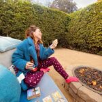 María Gabriela de Faría Instagram – ¡Es media noche en España y hay fiesta en todo el planeta!

Mi hermana cumple años.
Ella existe.
La amo y me ama.
Y mi vida, y la de tantísimos, es infinitamente más rica y más divertida porque ella existe.

Tuve que haber hecho algo muy bueno para que Dios nos regalara la dicha de enamorarnos en esa fiesta salvaje donde le sangraban los pies de tanto bailar.
Porque ella es así.
Candela.
Le gusta caminar por el medio como se goza extremos.
¡Y es que ella lo lleva todo tan bien!

Eloísa Susana, mi deseo para ti ya lo vives.
¿Y lo que viene? No hace falta deseartelo porque te lo estás currando y lo estás logrando. 

Te amo como Buzz Lightyear. 
Feliz vida, hermana mía.