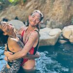 María Gabriela de Faría Instagram – ¡Es media noche en España y hay fiesta en todo el planeta!

Mi hermana cumple años.
Ella existe.
La amo y me ama.
Y mi vida, y la de tantísimos, es infinitamente más rica y más divertida porque ella existe.

Tuve que haber hecho algo muy bueno para que Dios nos regalara la dicha de enamorarnos en esa fiesta salvaje donde le sangraban los pies de tanto bailar.
Porque ella es así.
Candela.
Le gusta caminar por el medio como se goza extremos.
¡Y es que ella lo lleva todo tan bien!

Eloísa Susana, mi deseo para ti ya lo vives.
¿Y lo que viene? No hace falta deseartelo porque te lo estás currando y lo estás logrando. 

Te amo como Buzz Lightyear. 
Feliz vida, hermana mía.