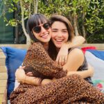 María Gabriela de Faría Instagram – ¡Es media noche en España y hay fiesta en todo el planeta!

Mi hermana cumple años.
Ella existe.
La amo y me ama.
Y mi vida, y la de tantísimos, es infinitamente más rica y más divertida porque ella existe.

Tuve que haber hecho algo muy bueno para que Dios nos regalara la dicha de enamorarnos en esa fiesta salvaje donde le sangraban los pies de tanto bailar.
Porque ella es así.
Candela.
Le gusta caminar por el medio como se goza extremos.
¡Y es que ella lo lleva todo tan bien!

Eloísa Susana, mi deseo para ti ya lo vives.
¿Y lo que viene? No hace falta deseartelo porque te lo estás currando y lo estás logrando. 

Te amo como Buzz Lightyear. 
Feliz vida, hermana mía.