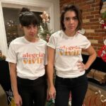 María Gabriela de Faría Instagram – ¡Es media noche en España y hay fiesta en todo el planeta!

Mi hermana cumple años.
Ella existe.
La amo y me ama.
Y mi vida, y la de tantísimos, es infinitamente más rica y más divertida porque ella existe.

Tuve que haber hecho algo muy bueno para que Dios nos regalara la dicha de enamorarnos en esa fiesta salvaje donde le sangraban los pies de tanto bailar.
Porque ella es así.
Candela.
Le gusta caminar por el medio como se goza extremos.
¡Y es que ella lo lleva todo tan bien!

Eloísa Susana, mi deseo para ti ya lo vives.
¿Y lo que viene? No hace falta deseartelo porque te lo estás currando y lo estás logrando. 

Te amo como Buzz Lightyear. 
Feliz vida, hermana mía.