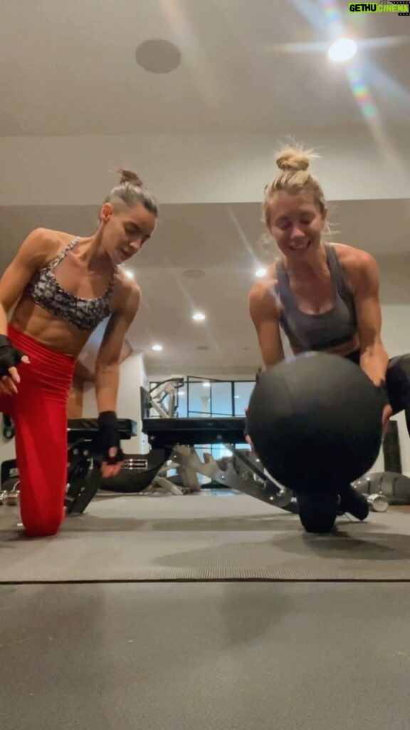 María Gabriela de Faría Instagram - Please God, give me @jenniferlholland ‘s sense of humor while working out with The Destroyer @paolomascitti . 💪🏻🤣🔥🏋️‍♂️👯‍♀️🦹🏻‍♀️ Se sufre pero se goza.