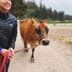 María Gabriela de Faría Instagram – #TBT of the first time I milked a cow 🐮

Back in 2020 Julia and Ryan from @blooming.energy invited Chris and I to stay at the farm (@dare2dreamfarms ) and work on the land for as long as we wanted to.
I left that place a different person and I will always be eternally grateful to them for giving me perspective.
The cow pooped on me, of course.
The chickens kept running into absolute death, don’t ask me why.
The goats threw parties whenever we weren’t looking. 
Poop, food scraps and all that organic “waste” was gold.
We found corpses of animals all around and I finally understood there’s not life (or food) without death.

I went there a city vegan and I left with a huge identity crisis 🤣 but convinced that my personal path was caring about the how more than the what.
How you eat vs what you eat.

Controversial topic.
Life expanding identity crisis for me ❤️
•
•
•
#TBT de la primera vez que ordeñé una vaca 🐮

En el 2020, Julia y Ryan de @blooming.energy nos invitaron a Chris y a mí a quedarnos en la granja y trabajar en la tierra todo el tiempo que quisiéramos.
Me fui de ese lugar como una persona diferente y siempre les estaré eternamente agradecida por regalarme perspectiva.

La vaca se me cagó encima, por supuesto.
Las gallinas corrían hacia la muerte absoluta todo el tiempo, no me pregunten por qué.
Las cabras hacían fiestas cuando no mirábamos.
La caca, los restos de comida y todos esos “desechos” orgánicos eran oro.
Encontramos cadáveres de animales por todas partes y finalmente entendí que no hay vida (ni comida) sin muerte.

Entré a la granja vegana de ciudad y salí con una crisis de identidad enorme 🤣 pero convencida de que mi camino personal era preocuparme/ocuparme por el cómo más que por el qué.
Cómo comes versus qué comes.

Tema controversial.
La crisis existencial que me expandió ❤️