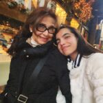 María Gabriela de Faría Instagram - Veo estas fotos y me conmuevo. Vale, que soy de fácil llanto, lo sé, no me engaño. Pero voy volando de Múnich a Los Angeles después de pasar 20 días en Madrid y ver estas fotos me confirma lo que he escrito antes, que Dios me ama. Dios me ama porque me hizo enamorarme de mi esposo cuando recién acababa de cumplir veinte años. Dios me ama porque el también se enamoró de mi. Pero hoy confirmo que Dios realmente me ama cuando me siento parte de esta familia, de su familia, de mi familia. Los McGaffney. Multiculturales, aventureros, complejos, divertidos, inteligentes, generosos, y con un sentido del humor que tomó tiempo pero que he asumido como propio y es de mis cosas favoritas. Me aman y los amo. Me cuidan y los cuido. Estar con ellos es fácil, ¿con nosotros? Claro que somos nosotros. Porque respetarnos, protegernos y querernos es una decisión que hemos tomado todos los días. Es el ejemplo que me han dado y que he tenido el privilegio de llevar a la práctica a través de esta última década. Este viaje fue una maravilla. Dios me regaló el amor de cerca de mi segunda suegra (¡tengo dos!) y un amuleto con su bendición que llevo en el pecho para mi próxima aventura. Me regaló disfrutar a mi suegro como nunca. Verlo y ver a mi esposo. Verlo y disfrutar cada segundo con ese señor fantástico que toda la ciudad ama. Me regaló disfrutar a mi cuñada y a mis sobrinas que están mas grandes que yo. Mujeres hermosas y valientes. Me regaló @lacuchararestaurante , Ivanhova, Yiyi, Ivan, Mafe, Ivanha, Martina… Si el avión se queda sin gasolina ahora mismo, estoy convencida de que puedo llevar a esta ballena voladora que nos transporta en su panza, hasta los Angeles, con facilidad. A punta de puro amor. ✈️❤️🇪🇸 Gracias totales. Madrid, Spain