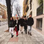 María Gabriela de Faría Instagram - Veo estas fotos y me conmuevo. Vale, que soy de fácil llanto, lo sé, no me engaño. Pero voy volando de Múnich a Los Angeles después de pasar 20 días en Madrid y ver estas fotos me confirma lo que he escrito antes, que Dios me ama. Dios me ama porque me hizo enamorarme de mi esposo cuando recién acababa de cumplir veinte años. Dios me ama porque el también se enamoró de mi. Pero hoy confirmo que Dios realmente me ama cuando me siento parte de esta familia, de su familia, de mi familia. Los McGaffney. Multiculturales, aventureros, complejos, divertidos, inteligentes, generosos, y con un sentido del humor que tomó tiempo pero que he asumido como propio y es de mis cosas favoritas. Me aman y los amo. Me cuidan y los cuido. Estar con ellos es fácil, ¿con nosotros? Claro que somos nosotros. Porque respetarnos, protegernos y querernos es una decisión que hemos tomado todos los días. Es el ejemplo que me han dado y que he tenido el privilegio de llevar a la práctica a través de esta última década. Este viaje fue una maravilla. Dios me regaló el amor de cerca de mi segunda suegra (¡tengo dos!) y un amuleto con su bendición que llevo en el pecho para mi próxima aventura. Me regaló disfrutar a mi suegro como nunca. Verlo y ver a mi esposo. Verlo y disfrutar cada segundo con ese señor fantástico que toda la ciudad ama. Me regaló disfrutar a mi cuñada y a mis sobrinas que están mas grandes que yo. Mujeres hermosas y valientes. Me regaló @lacuchararestaurante , Ivanhova, Yiyi, Ivan, Mafe, Ivanha, Martina… Si el avión se queda sin gasolina ahora mismo, estoy convencida de que puedo llevar a esta ballena voladora que nos transporta en su panza, hasta los Angeles, con facilidad. A punta de puro amor. ✈️❤️🇪🇸 Gracias totales. Madrid, Spain
