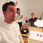María Gabriela de Faría Instagram - Veo estas fotos y me conmuevo. Vale, que soy de fácil llanto, lo sé, no me engaño. Pero voy volando de Múnich a Los Angeles después de pasar 20 días en Madrid y ver estas fotos me confirma lo que he escrito antes, que Dios me ama. Dios me ama porque me hizo enamorarme de mi esposo cuando recién acababa de cumplir veinte años. Dios me ama porque el también se enamoró de mi. Pero hoy confirmo que Dios realmente me ama cuando me siento parte de esta familia, de su familia, de mi familia. Los McGaffney. Multiculturales, aventureros, complejos, divertidos, inteligentes, generosos, y con un sentido del humor que tomó tiempo pero que he asumido como propio y es de mis cosas favoritas. Me aman y los amo. Me cuidan y los cuido. Estar con ellos es fácil, ¿con nosotros? Claro que somos nosotros. Porque respetarnos, protegernos y querernos es una decisión que hemos tomado todos los días. Es el ejemplo que me han dado y que he tenido el privilegio de llevar a la práctica a través de esta última década. Este viaje fue una maravilla. Dios me regaló el amor de cerca de mi segunda suegra (¡tengo dos!) y un amuleto con su bendición que llevo en el pecho para mi próxima aventura. Me regaló disfrutar a mi suegro como nunca. Verlo y ver a mi esposo. Verlo y disfrutar cada segundo con ese señor fantástico que toda la ciudad ama. Me regaló disfrutar a mi cuñada y a mis sobrinas que están mas grandes que yo. Mujeres hermosas y valientes. Me regaló @lacuchararestaurante , Ivanhova, Yiyi, Ivan, Mafe, Ivanha, Martina… Si el avión se queda sin gasolina ahora mismo, estoy convencida de que puedo llevar a esta ballena voladora que nos transporta en su panza, hasta los Angeles, con facilidad. A punta de puro amor. ✈️❤️🇪🇸 Gracias totales. Madrid, Spain