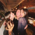 María Gabriela de Faría Instagram - Veo estas fotos y me conmuevo. Vale, que soy de fácil llanto, lo sé, no me engaño. Pero voy volando de Múnich a Los Angeles después de pasar 20 días en Madrid y ver estas fotos me confirma lo que he escrito antes, que Dios me ama. Dios me ama porque me hizo enamorarme de mi esposo cuando recién acababa de cumplir veinte años. Dios me ama porque el también se enamoró de mi. Pero hoy confirmo que Dios realmente me ama cuando me siento parte de esta familia, de su familia, de mi familia. Los McGaffney. Multiculturales, aventureros, complejos, divertidos, inteligentes, generosos, y con un sentido del humor que tomó tiempo pero que he asumido como propio y es de mis cosas favoritas. Me aman y los amo. Me cuidan y los cuido. Estar con ellos es fácil, ¿con nosotros? Claro que somos nosotros. Porque respetarnos, protegernos y querernos es una decisión que hemos tomado todos los días. Es el ejemplo que me han dado y que he tenido el privilegio de llevar a la práctica a través de esta última década. Este viaje fue una maravilla. Dios me regaló el amor de cerca de mi segunda suegra (¡tengo dos!) y un amuleto con su bendición que llevo en el pecho para mi próxima aventura. Me regaló disfrutar a mi suegro como nunca. Verlo y ver a mi esposo. Verlo y disfrutar cada segundo con ese señor fantástico que toda la ciudad ama. Me regaló disfrutar a mi cuñada y a mis sobrinas que están mas grandes que yo. Mujeres hermosas y valientes. Me regaló @lacuchararestaurante , Ivanhova, Yiyi, Ivan, Mafe, Ivanha, Martina… Si el avión se queda sin gasolina ahora mismo, estoy convencida de que puedo llevar a esta ballena voladora que nos transporta en su panza, hasta los Angeles, con facilidad. A punta de puro amor. ✈️❤️🇪🇸 Gracias totales. Madrid, Spain