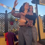 María Gabriela de Faría Instagram - Eloísa es mi hermana. Emprendimos esta hermandad por decisión propia. Decidimos jugar a las mejores amigas de adultas, cuando uno ya no tiene tiempo ni espacio para esas cosas. Nos conocimos rotas, de diferentes maneras, y nos hemos ido juntando los pedazos a través de los años. Hemos sido veganas, carnívoras, yoguis, cristianas, exitosas, perdedoras, generosas, tiranas… Juntas. Me ha recibido por 20 días en su hogar en Madrid para Navidad. Pensamos que sería una experiencia y terminó siendo otra. Su hijo que está al borde de la adolescencia me ha tomado la mano para cruzar la calle, me ha prestado sus colores, le ha dicho: “que bueno que Gaby está aquí”. Y yo pensaba: “que bueno que ustedes están aquí, siempre.” Viven a más de nueve mil kilómetros de distancia y eso me dio miedo al principio. No confiaba en nuestro vínculo, ¿quizá?. Le tengo pánico a la lejanía, a la soledad, a que se enfríen las cosas. Pero he pasado 20 días en su casa y puedo confirmar que nuestra historia recién empieza. Que la amistad se transforma con nosotras, y me atrevo, de a poco, a mirar sin miedo al futuro que nos espera. Me entusiasma su camino, sus próximos pasos, porque me inspira y empodera su terquedad de no conformarse con lo conocido. De cagarse de miedo pero hacer lo que sabe que tiene que hacer. De mirar lo que yo no me atrevo a mirar. En 20 días regresó a mi vida los vegetales y la literatura y me demostró que ser testigo de las partes más crudas de alguien que amo con todo mi corazón es un privilegio que puedo sostener sin quebrarme. Nos amo. Mucho. Y esta es una carta de amor a todas las amistades tercas que superan el paso del tiempo y las distancias mortales. A las mujeres valientes que vinieron antes. A nuestras madres. A Susana y a Gabriela. Por traernos hasta aquí. A Elo y a Gaby, por decidir quererse todos los días de la vida hasta que seamos las viejitas más cool y fashion de la historia del planeta. Porque antes muertas que sencillas. 👯‍♀️🧞‍♀️👸🏻💄🚀🪄🦄 Madrid, Spain