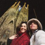 María Gabriela de Faría Instagram - Eloísa es mi hermana. Emprendimos esta hermandad por decisión propia. Decidimos jugar a las mejores amigas de adultas, cuando uno ya no tiene tiempo ni espacio para esas cosas. Nos conocimos rotas, de diferentes maneras, y nos hemos ido juntando los pedazos a través de los años. Hemos sido veganas, carnívoras, yoguis, cristianas, exitosas, perdedoras, generosas, tiranas… Juntas. Me ha recibido por 20 días en su hogar en Madrid para Navidad. Pensamos que sería una experiencia y terminó siendo otra. Su hijo que está al borde de la adolescencia me ha tomado la mano para cruzar la calle, me ha prestado sus colores, le ha dicho: “que bueno que Gaby está aquí”. Y yo pensaba: “que bueno que ustedes están aquí, siempre.” Viven a más de nueve mil kilómetros de distancia y eso me dio miedo al principio. No confiaba en nuestro vínculo, ¿quizá?. Le tengo pánico a la lejanía, a la soledad, a que se enfríen las cosas. Pero he pasado 20 días en su casa y puedo confirmar que nuestra historia recién empieza. Que la amistad se transforma con nosotras, y me atrevo, de a poco, a mirar sin miedo al futuro que nos espera. Me entusiasma su camino, sus próximos pasos, porque me inspira y empodera su terquedad de no conformarse con lo conocido. De cagarse de miedo pero hacer lo que sabe que tiene que hacer. De mirar lo que yo no me atrevo a mirar. En 20 días regresó a mi vida los vegetales y la literatura y me demostró que ser testigo de las partes más crudas de alguien que amo con todo mi corazón es un privilegio que puedo sostener sin quebrarme. Nos amo. Mucho. Y esta es una carta de amor a todas las amistades tercas que superan el paso del tiempo y las distancias mortales. A las mujeres valientes que vinieron antes. A nuestras madres. A Susana y a Gabriela. Por traernos hasta aquí. A Elo y a Gaby, por decidir quererse todos los días de la vida hasta que seamos las viejitas más cool y fashion de la historia del planeta. Porque antes muertas que sencillas. 👯‍♀️🧞‍♀️👸🏻💄🚀🪄🦄 Madrid, Spain