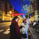 María Gabriela de Faría Instagram - Eloísa es mi hermana. Emprendimos esta hermandad por decisión propia. Decidimos jugar a las mejores amigas de adultas, cuando uno ya no tiene tiempo ni espacio para esas cosas. Nos conocimos rotas, de diferentes maneras, y nos hemos ido juntando los pedazos a través de los años. Hemos sido veganas, carnívoras, yoguis, cristianas, exitosas, perdedoras, generosas, tiranas… Juntas. Me ha recibido por 20 días en su hogar en Madrid para Navidad. Pensamos que sería una experiencia y terminó siendo otra. Su hijo que está al borde de la adolescencia me ha tomado la mano para cruzar la calle, me ha prestado sus colores, le ha dicho: “que bueno que Gaby está aquí”. Y yo pensaba: “que bueno que ustedes están aquí, siempre.” Viven a más de nueve mil kilómetros de distancia y eso me dio miedo al principio. No confiaba en nuestro vínculo, ¿quizá?. Le tengo pánico a la lejanía, a la soledad, a que se enfríen las cosas. Pero he pasado 20 días en su casa y puedo confirmar que nuestra historia recién empieza. Que la amistad se transforma con nosotras, y me atrevo, de a poco, a mirar sin miedo al futuro que nos espera. Me entusiasma su camino, sus próximos pasos, porque me inspira y empodera su terquedad de no conformarse con lo conocido. De cagarse de miedo pero hacer lo que sabe que tiene que hacer. De mirar lo que yo no me atrevo a mirar. En 20 días regresó a mi vida los vegetales y la literatura y me demostró que ser testigo de las partes más crudas de alguien que amo con todo mi corazón es un privilegio que puedo sostener sin quebrarme. Nos amo. Mucho. Y esta es una carta de amor a todas las amistades tercas que superan el paso del tiempo y las distancias mortales. A las mujeres valientes que vinieron antes. A nuestras madres. A Susana y a Gabriela. Por traernos hasta aquí. A Elo y a Gaby, por decidir quererse todos los días de la vida hasta que seamos las viejitas más cool y fashion de la historia del planeta. Porque antes muertas que sencillas. 👯‍♀️🧞‍♀️👸🏻💄🚀🪄🦄 Madrid, Spain