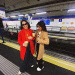 María Gabriela de Faría Instagram - Eloísa es mi hermana. Emprendimos esta hermandad por decisión propia. Decidimos jugar a las mejores amigas de adultas, cuando uno ya no tiene tiempo ni espacio para esas cosas. Nos conocimos rotas, de diferentes maneras, y nos hemos ido juntando los pedazos a través de los años. Hemos sido veganas, carnívoras, yoguis, cristianas, exitosas, perdedoras, generosas, tiranas… Juntas. Me ha recibido por 20 días en su hogar en Madrid para Navidad. Pensamos que sería una experiencia y terminó siendo otra. Su hijo que está al borde de la adolescencia me ha tomado la mano para cruzar la calle, me ha prestado sus colores, le ha dicho: “que bueno que Gaby está aquí”. Y yo pensaba: “que bueno que ustedes están aquí, siempre.” Viven a más de nueve mil kilómetros de distancia y eso me dio miedo al principio. No confiaba en nuestro vínculo, ¿quizá?. Le tengo pánico a la lejanía, a la soledad, a que se enfríen las cosas. Pero he pasado 20 días en su casa y puedo confirmar que nuestra historia recién empieza. Que la amistad se transforma con nosotras, y me atrevo, de a poco, a mirar sin miedo al futuro que nos espera. Me entusiasma su camino, sus próximos pasos, porque me inspira y empodera su terquedad de no conformarse con lo conocido. De cagarse de miedo pero hacer lo que sabe que tiene que hacer. De mirar lo que yo no me atrevo a mirar. En 20 días regresó a mi vida los vegetales y la literatura y me demostró que ser testigo de las partes más crudas de alguien que amo con todo mi corazón es un privilegio que puedo sostener sin quebrarme. Nos amo. Mucho. Y esta es una carta de amor a todas las amistades tercas que superan el paso del tiempo y las distancias mortales. A las mujeres valientes que vinieron antes. A nuestras madres. A Susana y a Gabriela. Por traernos hasta aquí. A Elo y a Gaby, por decidir quererse todos los días de la vida hasta que seamos las viejitas más cool y fashion de la historia del planeta. Porque antes muertas que sencillas. 👯‍♀️🧞‍♀️👸🏻💄🚀🪄🦄 Madrid, Spain