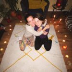 María Gabriela de Faría Instagram - Eloísa es mi hermana. Emprendimos esta hermandad por decisión propia. Decidimos jugar a las mejores amigas de adultas, cuando uno ya no tiene tiempo ni espacio para esas cosas. Nos conocimos rotas, de diferentes maneras, y nos hemos ido juntando los pedazos a través de los años. Hemos sido veganas, carnívoras, yoguis, cristianas, exitosas, perdedoras, generosas, tiranas… Juntas. Me ha recibido por 20 días en su hogar en Madrid para Navidad. Pensamos que sería una experiencia y terminó siendo otra. Su hijo que está al borde de la adolescencia me ha tomado la mano para cruzar la calle, me ha prestado sus colores, le ha dicho: “que bueno que Gaby está aquí”. Y yo pensaba: “que bueno que ustedes están aquí, siempre.” Viven a más de nueve mil kilómetros de distancia y eso me dio miedo al principio. No confiaba en nuestro vínculo, ¿quizá?. Le tengo pánico a la lejanía, a la soledad, a que se enfríen las cosas. Pero he pasado 20 días en su casa y puedo confirmar que nuestra historia recién empieza. Que la amistad se transforma con nosotras, y me atrevo, de a poco, a mirar sin miedo al futuro que nos espera. Me entusiasma su camino, sus próximos pasos, porque me inspira y empodera su terquedad de no conformarse con lo conocido. De cagarse de miedo pero hacer lo que sabe que tiene que hacer. De mirar lo que yo no me atrevo a mirar. En 20 días regresó a mi vida los vegetales y la literatura y me demostró que ser testigo de las partes más crudas de alguien que amo con todo mi corazón es un privilegio que puedo sostener sin quebrarme. Nos amo. Mucho. Y esta es una carta de amor a todas las amistades tercas que superan el paso del tiempo y las distancias mortales. A las mujeres valientes que vinieron antes. A nuestras madres. A Susana y a Gabriela. Por traernos hasta aquí. A Elo y a Gaby, por decidir quererse todos los días de la vida hasta que seamos las viejitas más cool y fashion de la historia del planeta. Porque antes muertas que sencillas. 👯‍♀️🧞‍♀️👸🏻💄🚀🪄🦄 Madrid, Spain