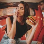 María Gabriela de Faría Instagram - ¡Hoy es día de celebración! @pikasrestaurant , nuestro negocio familiar, cumple 13 años. Pika’s nació de la necesidad. De un momento muy difícil familiar donde no sabíamos dónde íbamos a parar. Nació de un momento de oscuridad donde te ves forzado a buscar y a encontrar la luz para sobrevivir. Mis papás se arriesgaron a construir este sueño sin garantías y con todas las de perder. Pero confiaron en ellos mismos a través de los años donde el cuerpo no les daba más y la cuenta bancaria menos. Y fueron tejiendo en sus sueños, los sueños de todos los demás que formamos parte de Pika’s de una manera u otra. Sin saberlo. Sin poder planearlo. Porque la realidad es que no podemos iluminar a nadie, tenemos que iluminarnos nosotros para demostrarle a los demás que esa luz existe y que es nuestra responsabilidad encenderla. Estos 13 años me han demostrado que tengo una reserva inagotable de luz, incluso cuando no consigo el interruptor. Que soy capaz. Que somos capaces. Y que la vida es de los que se atreven. Gracias @pikasrestaurant . Gracias papás @thefariatony y @gabyfit Gracias Maria Gabriela de 17 años por no dudar en lanzarte por ese tobogán que te proponían tus papás por el bienestar de la familia. Gracias a todos los que forman parte de esta familia. Si están en Caracas hoy, vayan a celebrar a Pika’s y abracen a mi familia por mi ❤️ Caracas, Venezuela