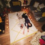 María Gabriela de Faría Instagram - Eloísa es mi hermana. Emprendimos esta hermandad por decisión propia. Decidimos jugar a las mejores amigas de adultas, cuando uno ya no tiene tiempo ni espacio para esas cosas. Nos conocimos rotas, de diferentes maneras, y nos hemos ido juntando los pedazos a través de los años. Hemos sido veganas, carnívoras, yoguis, cristianas, exitosas, perdedoras, generosas, tiranas… Juntas. Me ha recibido por 20 días en su hogar en Madrid para Navidad. Pensamos que sería una experiencia y terminó siendo otra. Su hijo que está al borde de la adolescencia me ha tomado la mano para cruzar la calle, me ha prestado sus colores, le ha dicho: “que bueno que Gaby está aquí”. Y yo pensaba: “que bueno que ustedes están aquí, siempre.” Viven a más de nueve mil kilómetros de distancia y eso me dio miedo al principio. No confiaba en nuestro vínculo, ¿quizá?. Le tengo pánico a la lejanía, a la soledad, a que se enfríen las cosas. Pero he pasado 20 días en su casa y puedo confirmar que nuestra historia recién empieza. Que la amistad se transforma con nosotras, y me atrevo, de a poco, a mirar sin miedo al futuro que nos espera. Me entusiasma su camino, sus próximos pasos, porque me inspira y empodera su terquedad de no conformarse con lo conocido. De cagarse de miedo pero hacer lo que sabe que tiene que hacer. De mirar lo que yo no me atrevo a mirar. En 20 días regresó a mi vida los vegetales y la literatura y me demostró que ser testigo de las partes más crudas de alguien que amo con todo mi corazón es un privilegio que puedo sostener sin quebrarme. Nos amo. Mucho. Y esta es una carta de amor a todas las amistades tercas que superan el paso del tiempo y las distancias mortales. A las mujeres valientes que vinieron antes. A nuestras madres. A Susana y a Gabriela. Por traernos hasta aquí. A Elo y a Gaby, por decidir quererse todos los días de la vida hasta que seamos las viejitas más cool y fashion de la historia del planeta. Porque antes muertas que sencillas. 👯‍♀️🧞‍♀️👸🏻💄🚀🪄🦄 Madrid, Spain