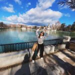 María Gabriela de Faría Instagram - Dios me ama. Es una frase que repito bastante. No se cuando empecé a decirla. Cada vez que me hago consciente de alguna bendición, una “casualidad” feliz, reconozco de donde viene y lo digo en voz alta: “Dios me ama”. Y se lo digo a mis amigos, también, cuando reconozco sus “casualidades felices”. Crecí en colegio católico y en el proceso, en la dogma, en la culpa, en el humano metiendo su mano, “perdí” a Dios. Me parecía poco inteligente la Fe. Poco científico todo. Me parecía débil necesitar a algo más grande que yo para sobrevivir. Ahora mismo me parece todo lo contrario. Eventualmente necesité a Dios. Lo busqué en un montón de lugares donde no lo encontré. Lugares espiritualmente “cool”. No quería decirle Dios, “universo” me parecía más elevado 😅. Así que hice el esfuerzo consciente de volverme a adueñar de la palabra y quitarle el tabú autoimpuesto. Y resulta que aunque yo “perdiera” a Dios, Dios no me perdió a mi. El nunca pierde a nadie y nadie nunca está perdido del todo. Dios me ama y te ama. Y el pana es super cool. Y te lo digo y me lo digo, porque soy humano y se me olvida. Contar las bendiciones, las “Diosidencias” como dice Sindy (@soypandoracr ), decirlas en voz alta, ha sido la herramienta más efectiva para verlo en todos lados. Y una vez lo ves, como dicen por ahí, no puedes dejar de verlo. 📸 de @elomat1 a quien le repetí la frase un millón de veces en los últimos 20 días ❤️ Madrid, Spain